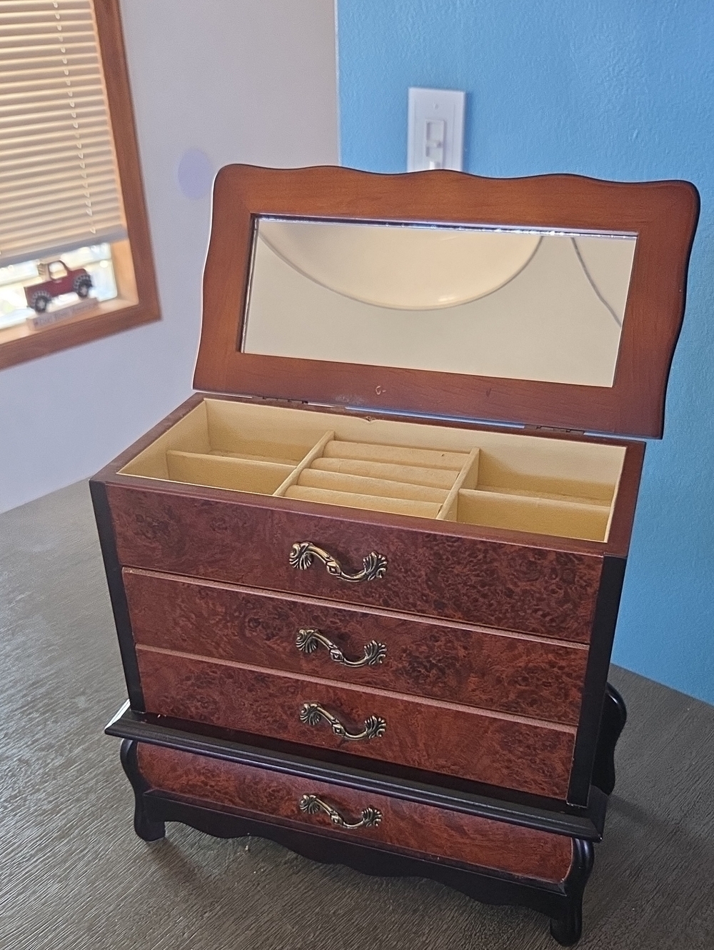 Vintage Jewelry Box - Picture 2 of 5